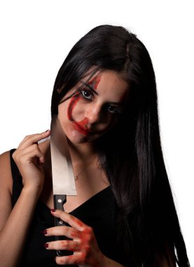 Cadılar bayramı kızı boynunda bıçak, beyaz arka planda dinleniyor.