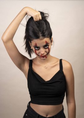 Gençlerin cadılar bayramı perili bakışları saçlarını tutuyor.