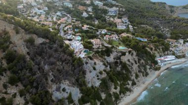 İnsansız hava aracı görüntüleri Javea, İspanya 'daki bir uçurumun kenarında pahalı emlak ve özel havuzlar gösteriyor.