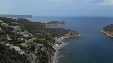 Alicia, İspanya 'daki Javea kıyılarının panoramik hava manzarası kayalıkları ve evleri gösteriyor.
