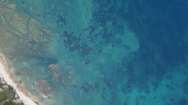 Javea, İspanya 'daki göz kamaştırıcı Portichol adasını gösteren hava aracı görüntüsü kıyıdan uzaklaşıyor.