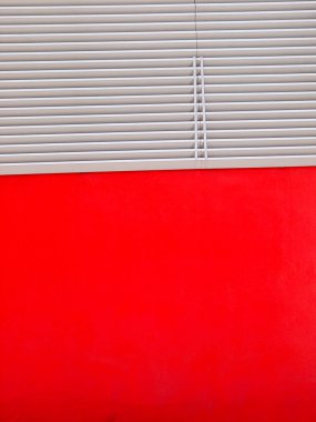 Kırmızı duvar ve eğimli alüminyum kaplama.