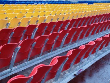 Yapı iskelesi açık hava modüler sandalye kırmızı, mavi ve sarı renklerde oturma.