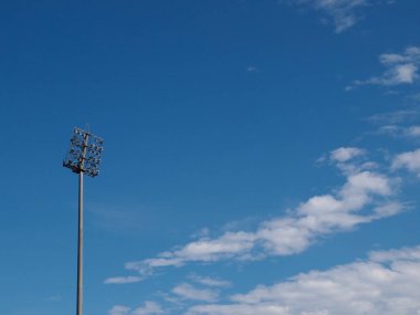 Sel Işığı - Çelik direkli stadyum ışıkları canlı mavi gökyüzüne karşı