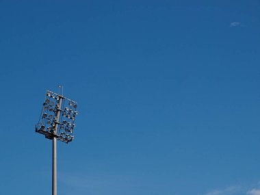 Sel Işığı - Çelik direkli stadyum ışıkları canlı mavi gökyüzüne karşı