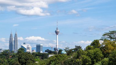 Kuala Lumpur, Malezya - 4 Ocak 2012 - Petronas İkiz Kuleleri ve Menara Kuala Lumpur Kulesi kentsel manzarası.