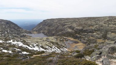 Bazı noktalarda karla kaplı dağ manzarası