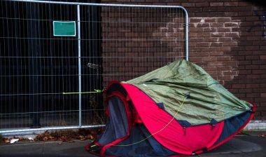 Dublin İrlanda 'da sokakta evsiz insanlar çadırı