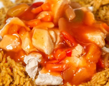 Çin usulü tatlı ve ekşi tavuk. 