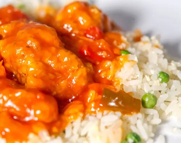 Çin usulü tatlı ve ekşi tavuk. 