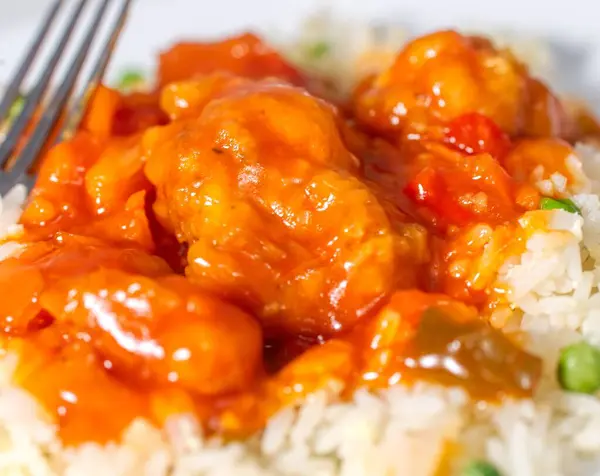 Çin usulü tatlı ve ekşi tavuk. 