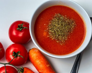 bir kase Fesleğenli domates çorbası