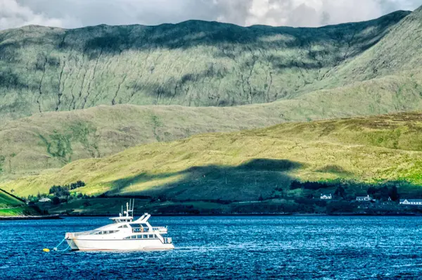 Batı İrlanda 'da bir gölde tekne