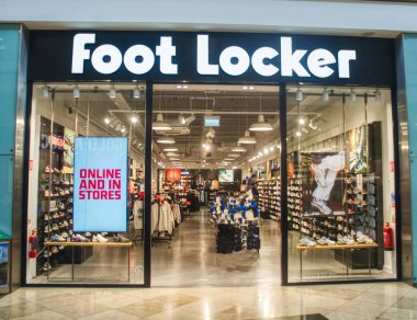 Ön tarafta bir dolap var.