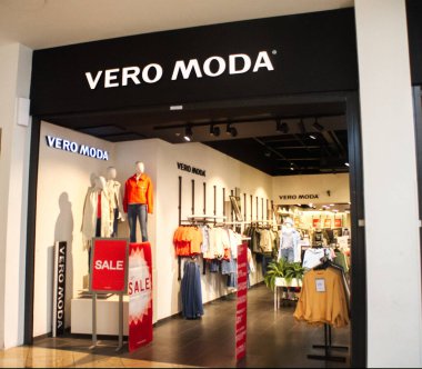 Bir vero moda mağazası önü