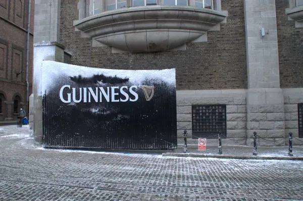 Dublin İrlanda 'da karlı Guinness deposu kapısı