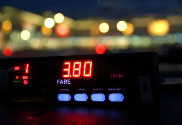 Taksinin içinde taksimetre var.