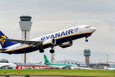 Ryanair yolcu uçağı Dublin havaalanından kalkıyor.