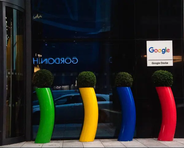 Dublin İrlanda 'daki Google binasına giriş