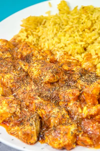 Acılı Hint yemeği ve pilav.