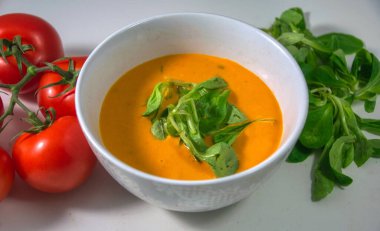 Bir kase kremalı domates çorbası.