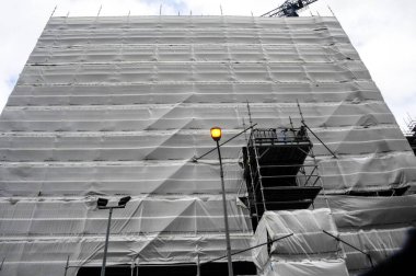 İskeleli bir inşaat alanı.