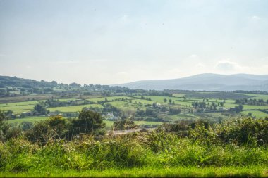 İrlanda 'daki dağlarla kırsal bir manzara