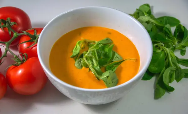 Bir kase kremalı domates çorbası.