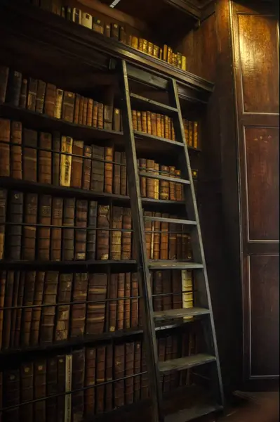 Rafta eski kitaplar ve bir merdiven