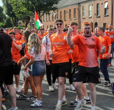 Dublin İrlanda 'daki Croke Park' ın dışındaki GAA Armagh futbol taraftarları 2024 'te İrlanda Sam MacGuire Kupası' nı kazandılar.