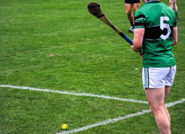 Hurley sopasıyla gaa fırlatan oyuncu