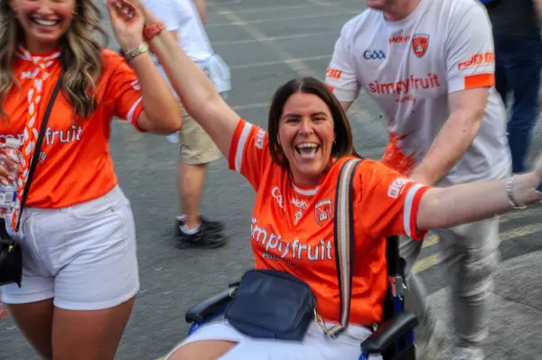 Dublin İrlanda 'daki Croke Park' ın dışındaki GAA Armagh futbol taraftarları 2024 'te İrlanda Sam MacGuire Kupası' nı kazandılar.