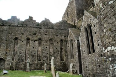 Güzel bulutlu bir gökyüzü olan İrlanda 'daki eski bir binanın kalıntıları.