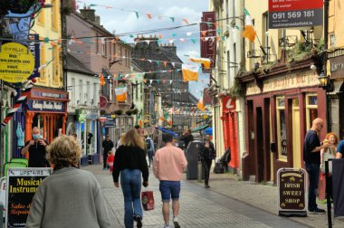 İrlanda 'da insanların dolaştığı cadde