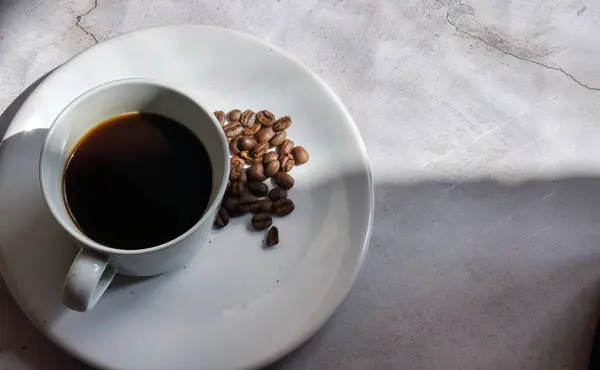 Bir fincan kahve ve fasulye.