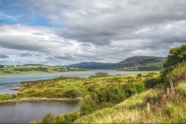 İrlanda Donegal 'inde güzel bir nehir görüntüsü.