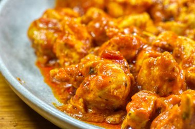 Sarımsaklı ve biberli kızarmış tavuk.