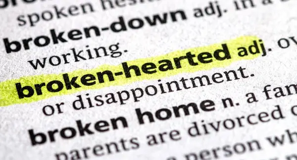 Kırık kalpliler sözlükte vurgulanır. 