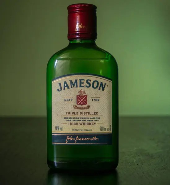 Masada bir şişe Jameson viskisi.