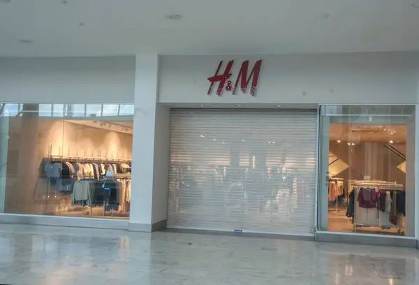 Eddie Fast food mağazasına roket atıyor.