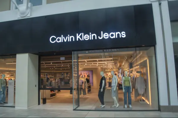 Calvin Klein kot mağazası önü