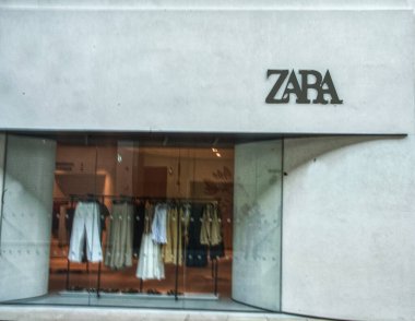 zara moda mağazası paravanı