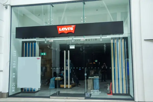 Levis kot mağazası önü