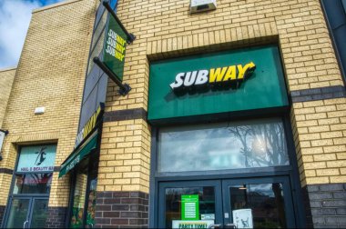 Önde bir sandviç barı var.