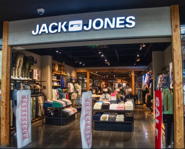 bir jack and jones mağazası önü