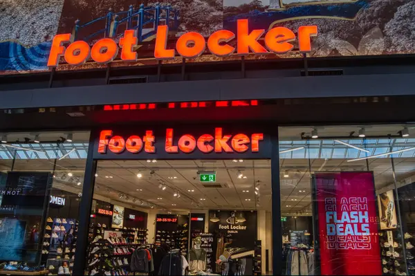 Ön tarafta bir dolap var.