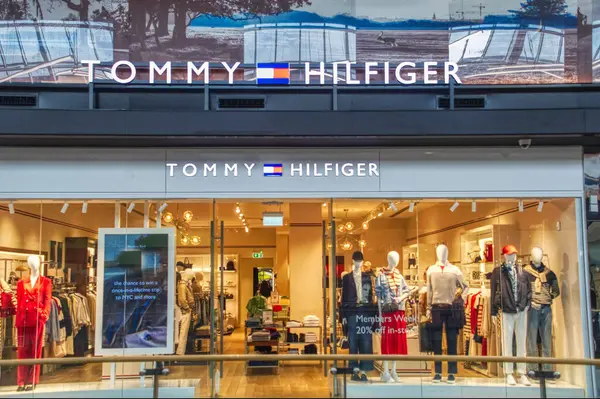 Tommy Hilfiger moda mağazası önü.