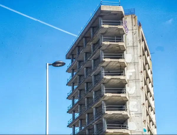 Binanın inşaatı. Binanın inşaatı.