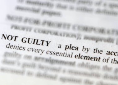 Suçsuz sözcüğünün fotoğrafını kapat.