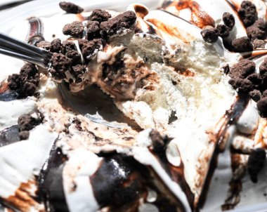 Biraz çikolatalı dondurma al.